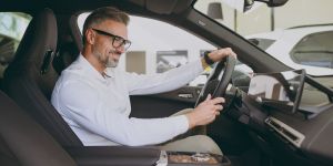 Czy warto kupi膰 samoch贸d elektryczny?