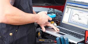 Chip tuning samochodów benzynowych - różnice i warunki skutecznej modyfikacji sterowników silnika